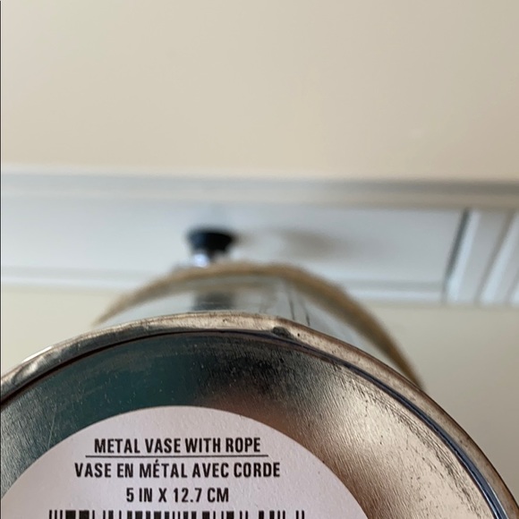 Rustic Metal like vase with rope - Picture 4 of 5
